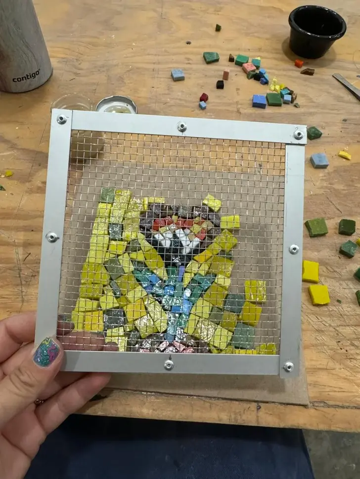 Ana trabajando en su estudio