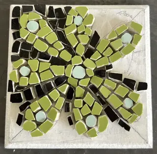 Construcción de mosaico en forma de flor